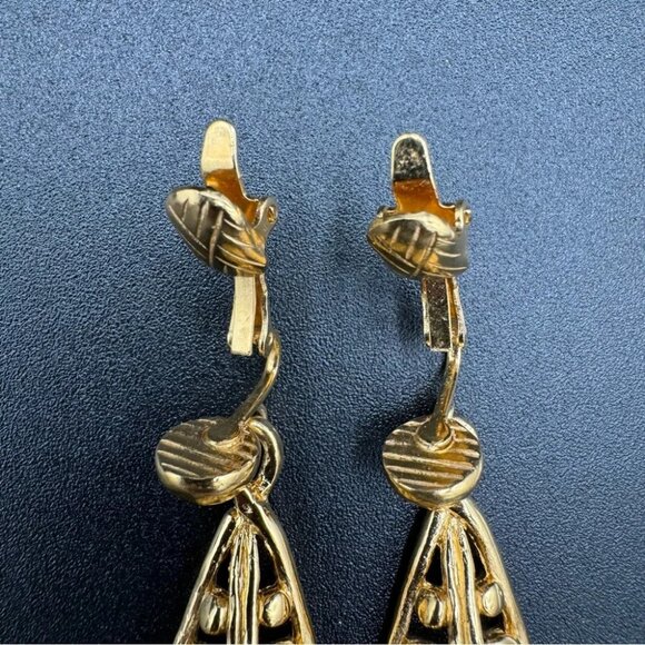 Vintage Trifari Gold Tone Flower Clip On Earrings - Picture 5 of 6